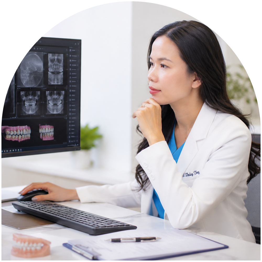 Khách hàng được tư vấn chỉnh nha cùng BS. Trương Thùy Trang