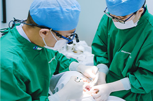 Các bác sĩ Peace Dentistry phối hợp chuyên môn trong quá trình chăm sóc và điều trị bệnh nhân