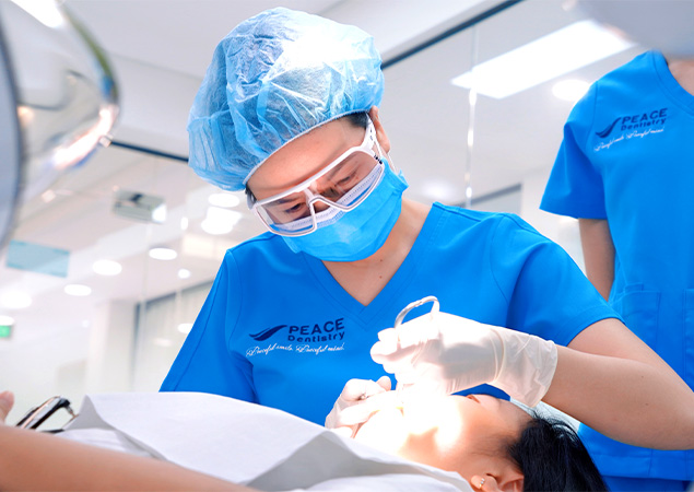 BS. Trương Thùy Trang trực tiếp điều trị nha khoa tại Peace Dentistry Thủ Đức