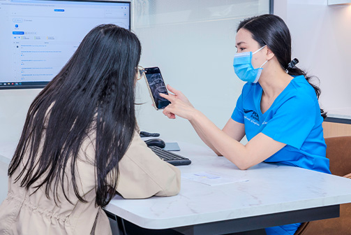 BS. Trương Thùy Trang lắng nghe nhu cầu, kỳ vọng và những băn khoăn của bệnh nhân trước khi điều trị