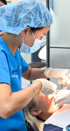 BS. Trương Thùy Trang trực tiếp điều trị cho bệnh nhân tại Peace Dentistry