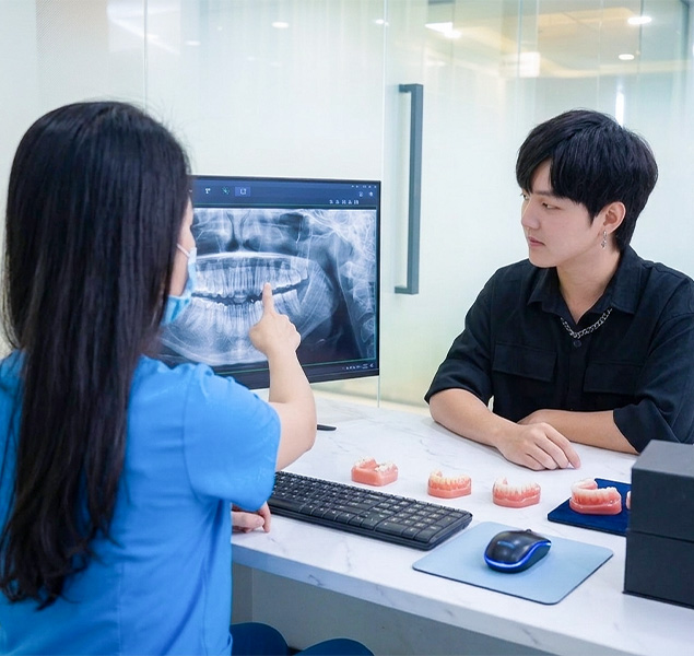 BS. Trương Thùy Trang tư vấn, phân tích phim X-quang và lập kế hoạch chỉnh nha mắc cài cho bệnh nhân