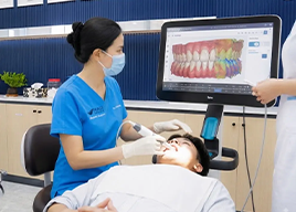 BS. Trương Thùy Trang giải thích kế hoạch chỉnh nha dựa trên tình trạng thực tế của bệnh nhân