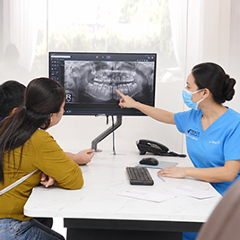 BS. Trương Thùy Trang phân tích hình ảnh nha khoa và tư vấn hướng điều trị chỉnh nha cho bệnh nhân