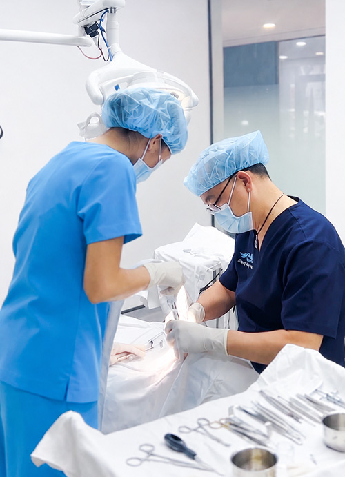 BS. Trương Thùy Trang phối hợp cùng đội ngũ bác sĩ Peace Dentistry trong điều trị nha khoa
