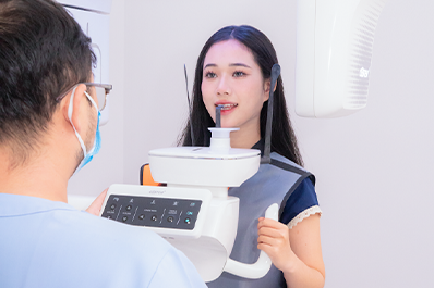 BS. Trương Thùy Trang tư vấn, lắng nghe và trao đổi cùng bệnh nhân trong quá trình thăm khám