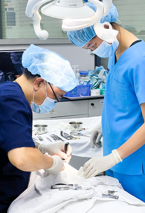 BS. Trương Thùy Trang cùng ekip Peace Dentistry phối hợp trong quá trình điều trị cho bệnh nhân