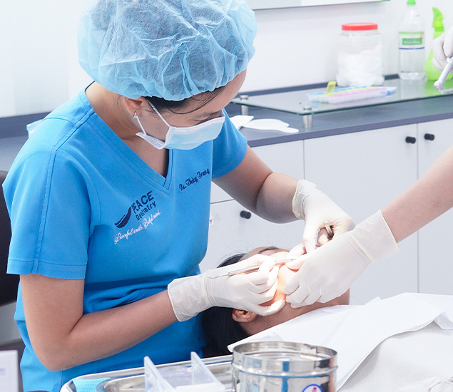 BS. Trương Thùy Trang trực tiếp điều trị và kiểm soát tiến trình chỉnh nha mắc cài cho bệnh nhân