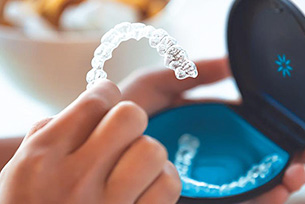 Chỉnh nha người trưởng thành bằng khay trong suốt Invisalign cùng BS. CKI Trương Thùy Trang