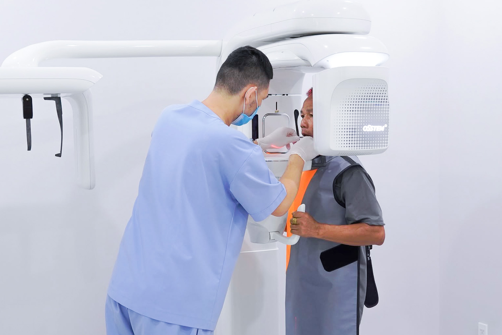 Khách hàng chụp phim X-quang nha khoa tại Peace Dentistry Thủ Đức
