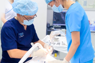 Đội ngũ bác sĩ Peace Dentistry phối hợp trong hoạt động điều trị lâm sàng