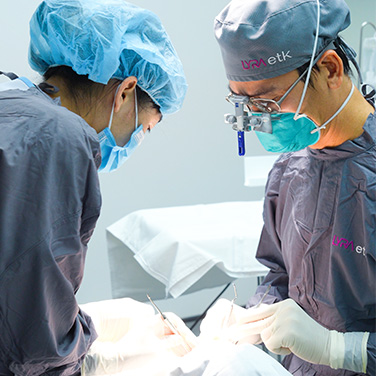 Đội ngũ bác sĩ Peace Dentistry phối hợp chuyên môn trong quá trình điều trị nha khoa