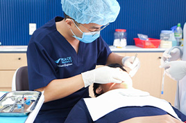 Đội ngũ bác sĩ Peace Dentistry thực hiện điều trị theo quy trình chuyên môn