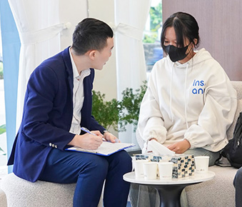 Nhân viên Peace Dentistry tư vấn và chăm sóc khách hàng trong hành trình điều trị