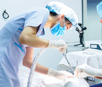 Ekip trợ thủ nha khoa phối hợp cùng BS. Trương Thùy Trang trong quá trình điều trị
