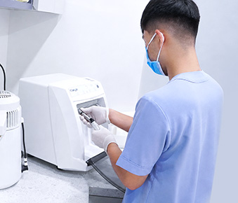 Ekip vô trùng Peace Dentistry thực hiện xử lý dụng cụ và hỗ trợ kiểm soát an toàn điều trị