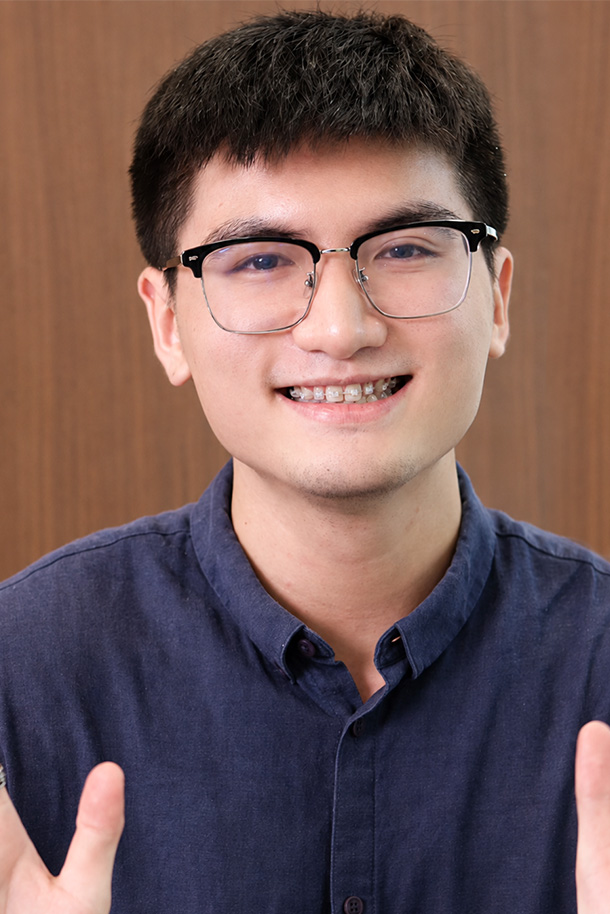 Khách hàng người trưởng thành chỉnh nha mắc cài cùng BS. Trương Thùy Trang
