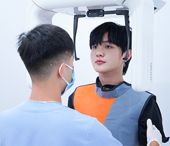 Kỹ thuật viên X-quang tại Peace Dentistry hỗ trợ chẩn đoán hình ảnh trong quá trình điều trị