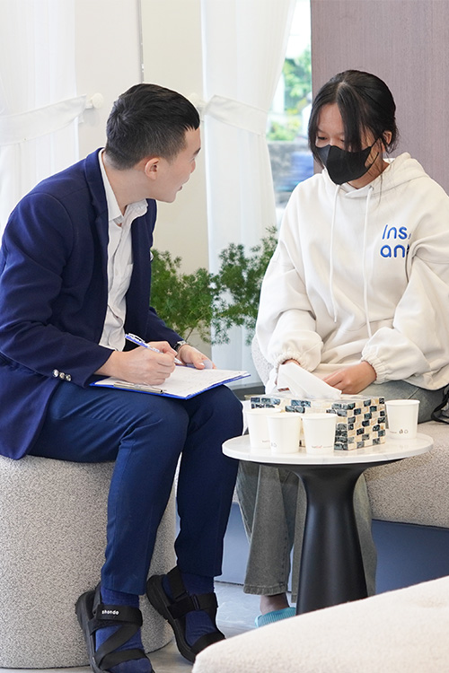 Nhân viên Peace Dentistry tư vấn và trao đổi thông tin cùng khách hàng